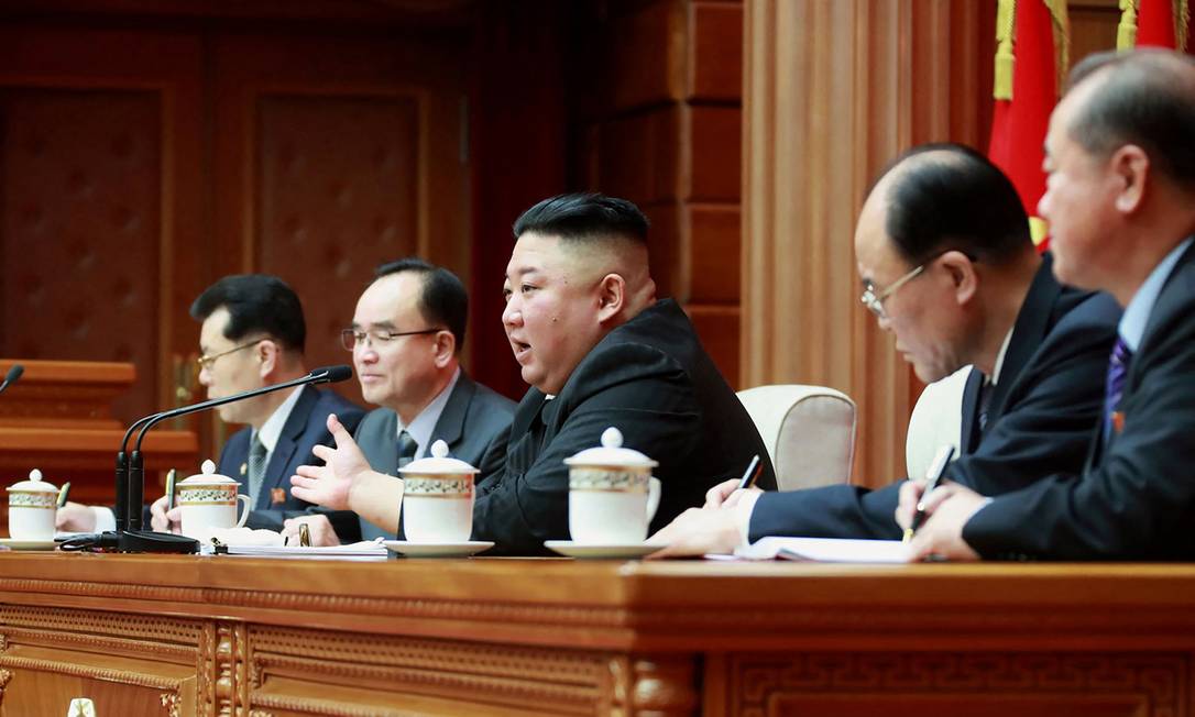 Kim Jong-un (centro) durante reunião com integrantes da administração de Pyongyang, no dia 4 de março Foto: STR / AFP