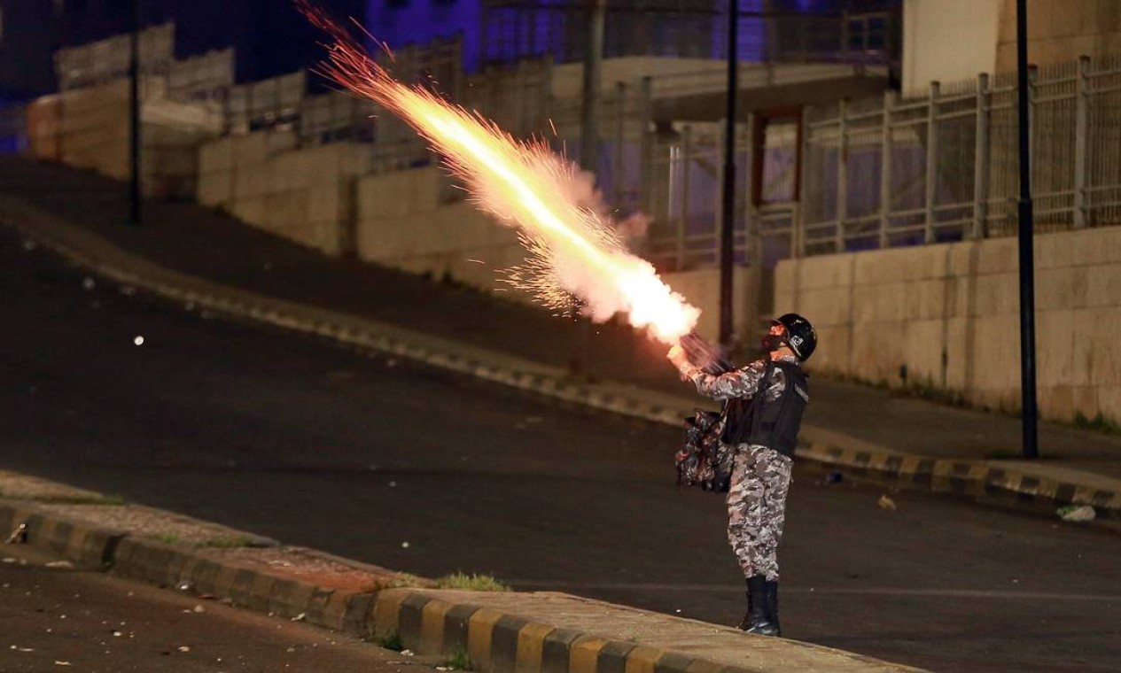 Forças de segurança da Jordânia dispersam um protesto contra medidas impostas pelas autoridades para conter a disseminação da Covid-19, em Amã. O país registra recorde nos números da pandemia Foto: KHALIL MAZRAAWI / AFP