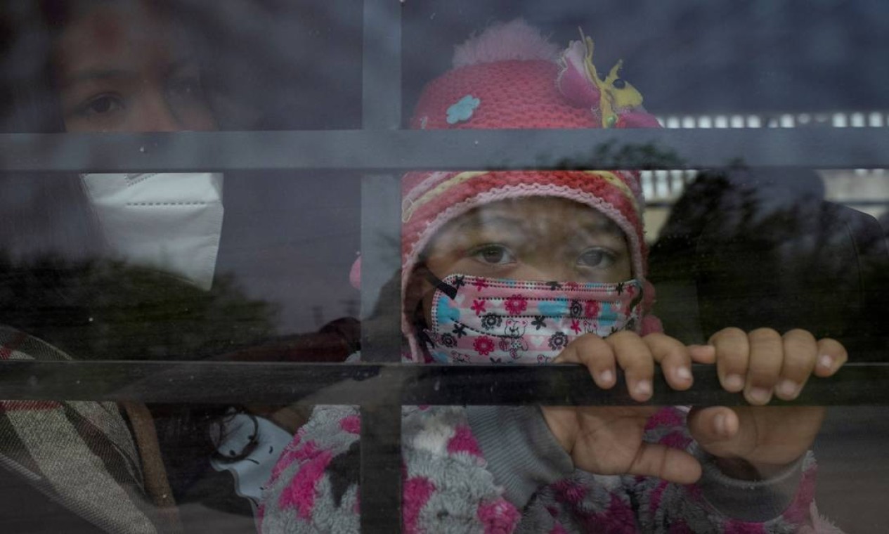 Yaretsi, uma garota hondurenha de quatro anos que busca asilo, senta-se no colo de sua mãe Angie enquanto olha pela janela de um veículo da Patrulha de Fronteira dos EUA, depois que eles cruzaram o rio Rio Grande para os Estados Unidos vindos do México em um jangada em Penitas, Texas Foto: ADREES LATIF / REUTERS