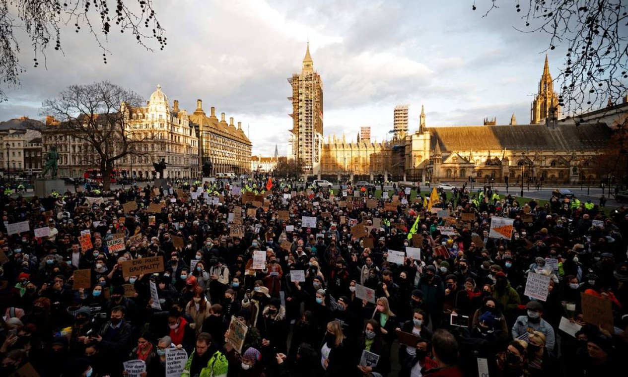 Manifestantes se reúnem na Praça do Parlamento para protestar contra a Lei de Polícia, Crime, Penas e Tribunais do Governo, sendo debatida no Parlamento em Londres Foto: TOLGA AKMEN / AFP