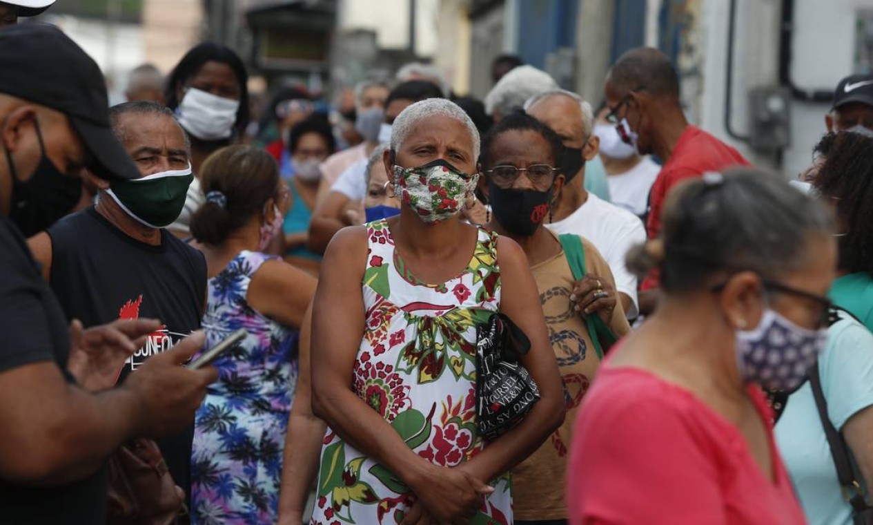 Nesta terça-feira são vacinados idosos de 71 anos Foto: Fabiano Rocha / Agência O Globo