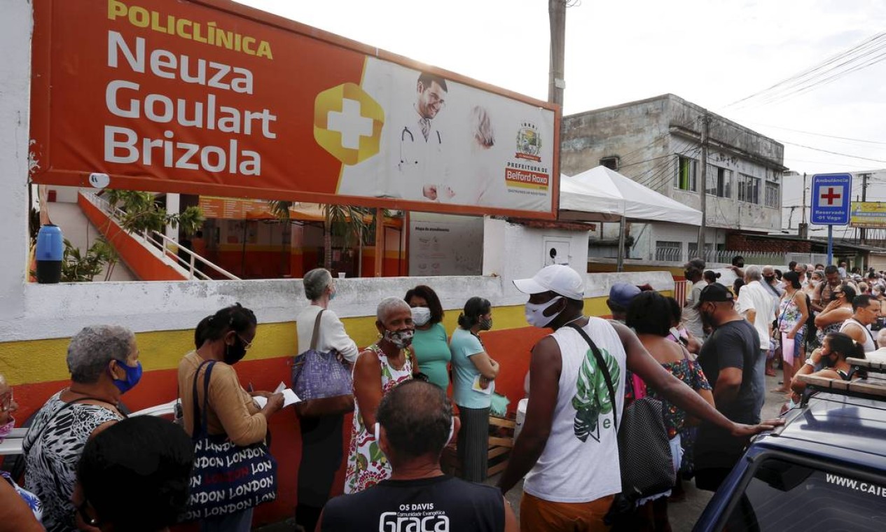 Centenas de pessoas passaram horas na fila em busca de uma senha para garantir a imunização Foto: Fabiano Rocha / Agência O Globo