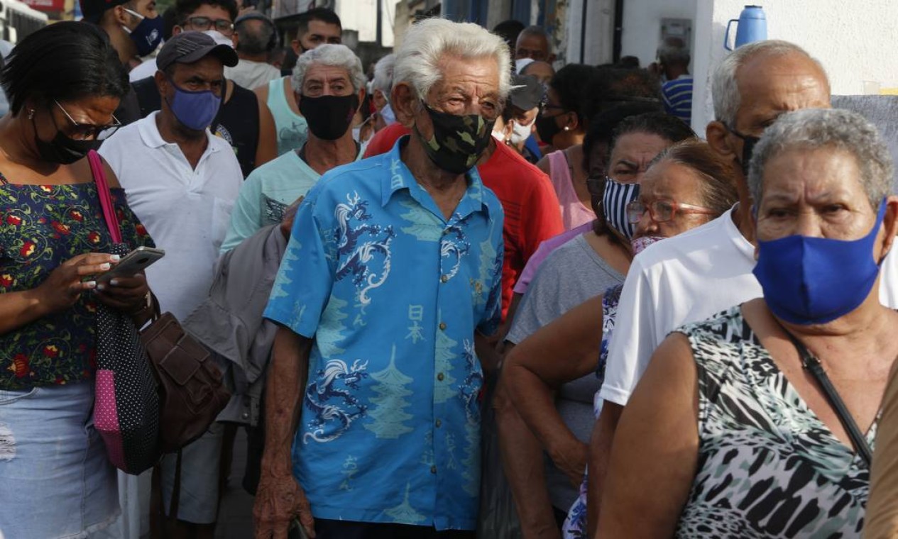 Parentes ficaram na fila para tentar conseguir senhas para os idosos Foto: Fabiano Rocha / Agência O Globo