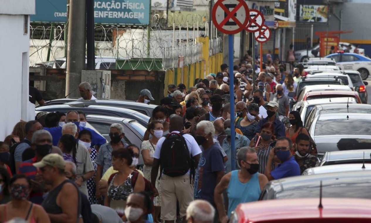 Duas imensas filas, com aglomeração, se formaram na Policlínica Neuza Goulart Brizola, no Centro de Belford Roxo, na Baixada Fluminense Foto: Fabiano Rocha / Agência O Globo
