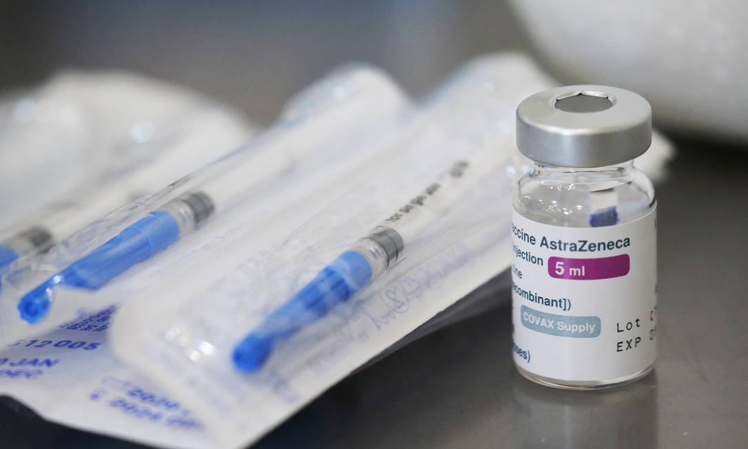 Frasco da vacina da AstraZeneca e seringas, prontas para o uso Foto: IRAKLI GEDENIDZE / REUTERS
