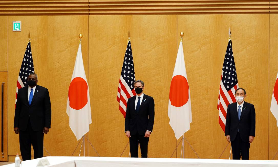 Secretário de Estado dos EUA, Antony Blinken (centro), ao lado do secretário de Defesa (E), Lloyd Austin, e do premier japonês (D), Yoshihide Suga, em Tóquio Foto: POOL / REUTERS