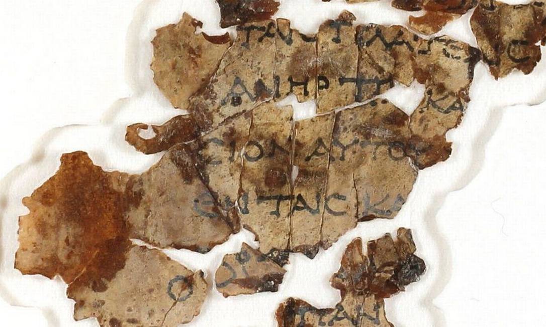 Fragmentos de pergaminho encontrados por arqueólogos israelenses Foto: ISRAEL ANTIQUITIES AUTHORITY