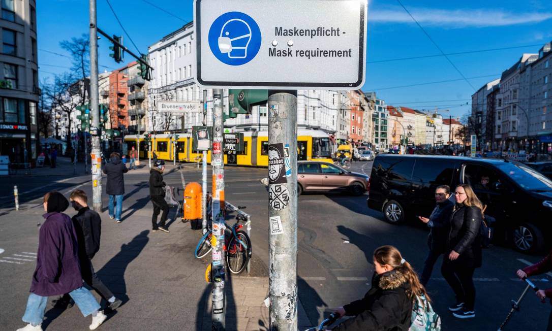 Em cruzamento de Berlim, placa alerta para o uso obrigatório de máscaras Foto: JOHN MACDOUGALL / AFP/10-3-21