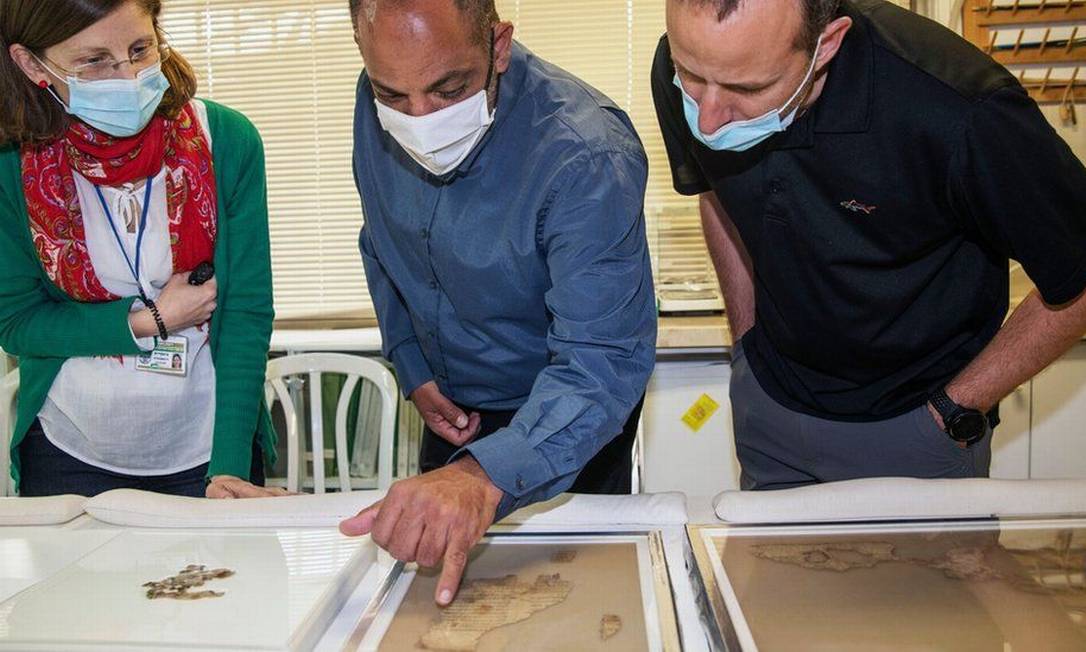 Pesquisadores analisam os manuscritos encontrados Foto: ISRAEL ANTIQUITIES AUTHORITY