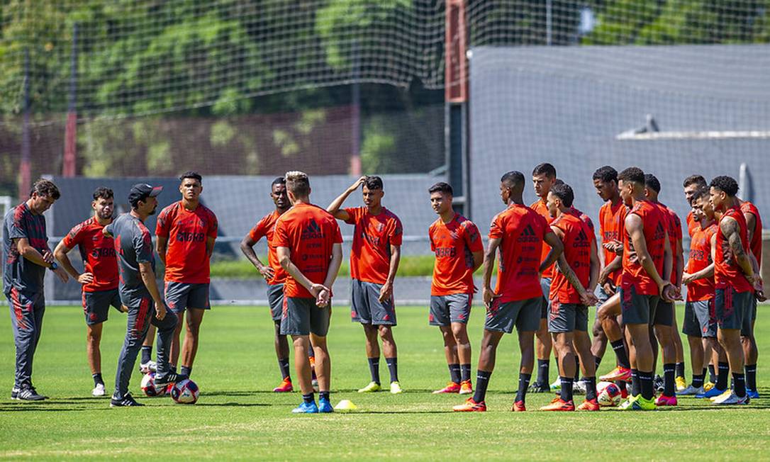 Maurício Souza comanda base do time com garotos Foto: Marcelo Cortes / Flamengo / Divulgação
