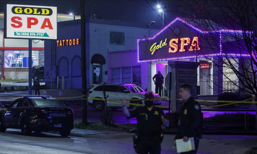 Policiais realizam investigações no Gold Spa, em Atlanta, onde três mulheres morreram baleadas na terça-feira Foto: CHRISTOPHER ALUKA BERRY / REUTERS / 17-3-21