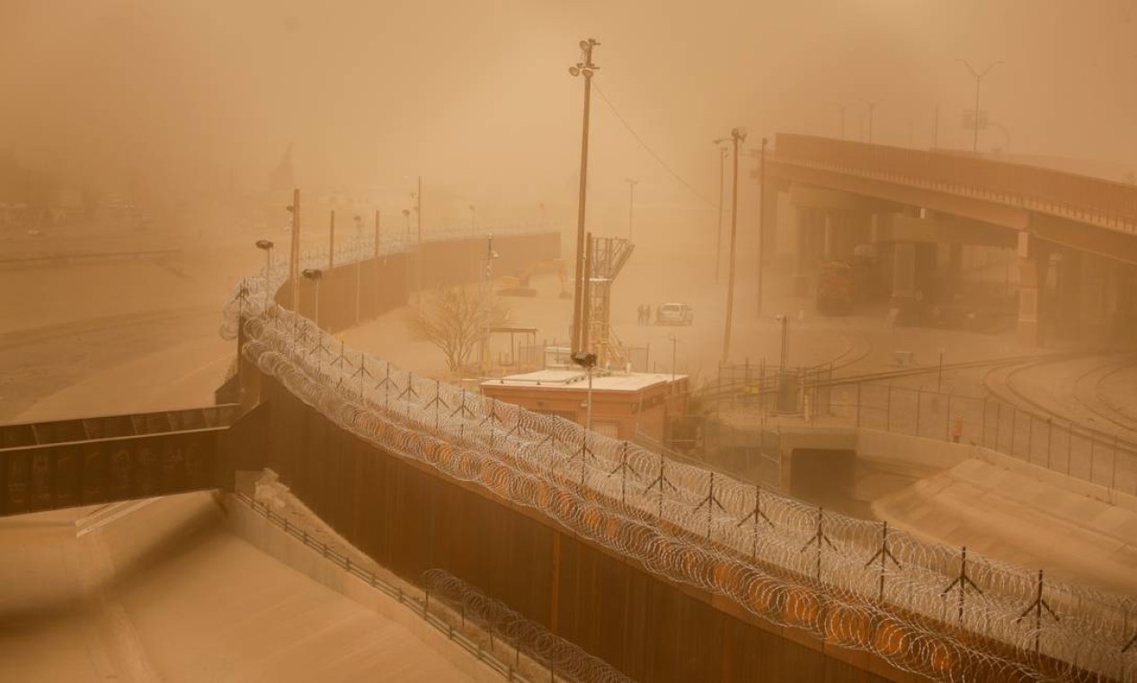 Muro de fronteira em El Paso, Texas, EUA, durante uma tempestade de areia, visto de Ciudad Juarez, México Foto: JOSE LUIS GONZALEZ / REUTERS