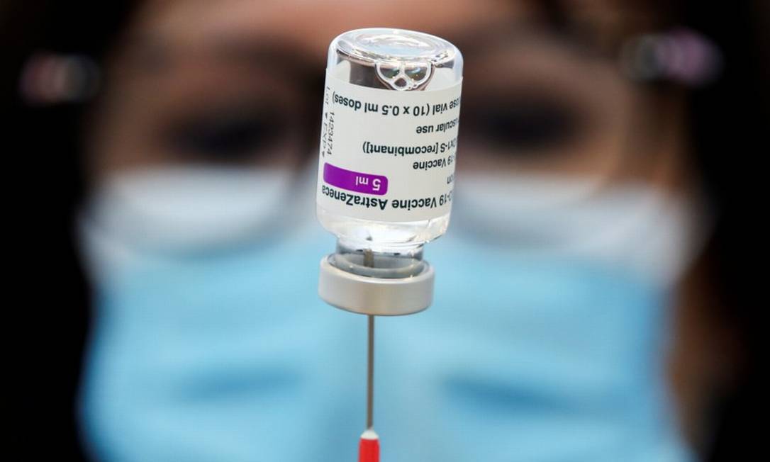 Enfermeira prepara uma dose da vacina AstraZeneca/Oxford para aplicação em Bierset, na Bélgica Foto: YVES HERMAN / REUTERS
