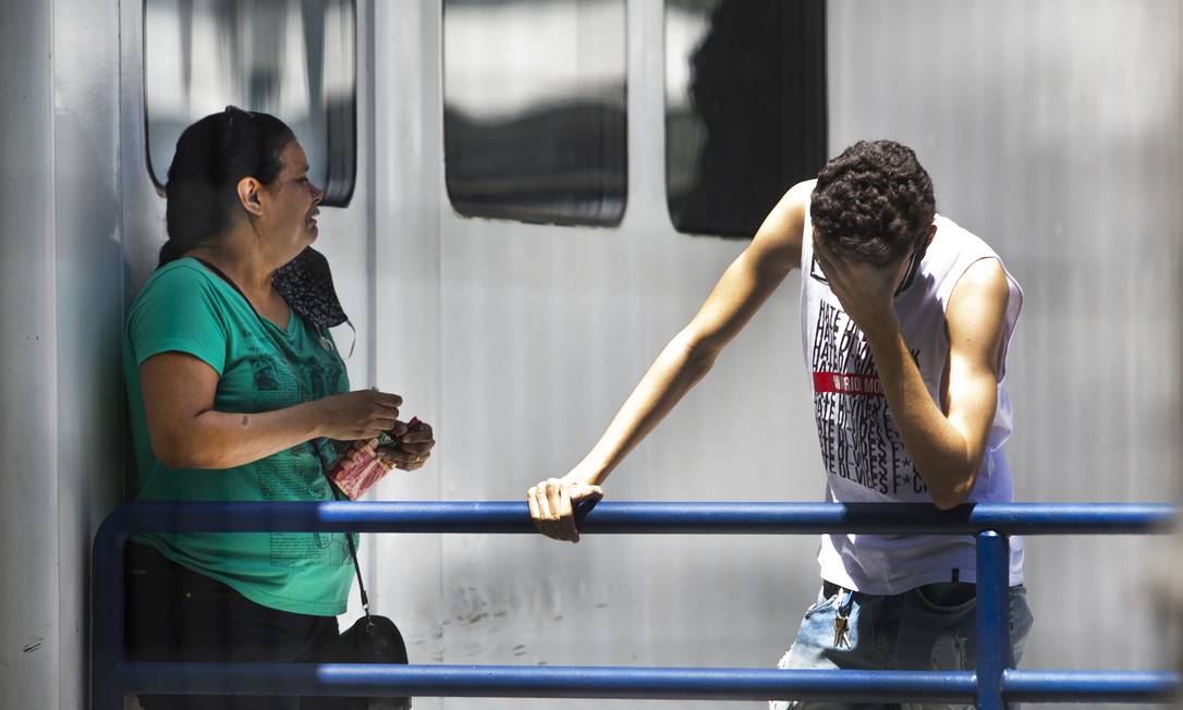 Silvia Gonçalves na porta da UPA com o filho Foto: Antonio Scorza / Agência O Globo