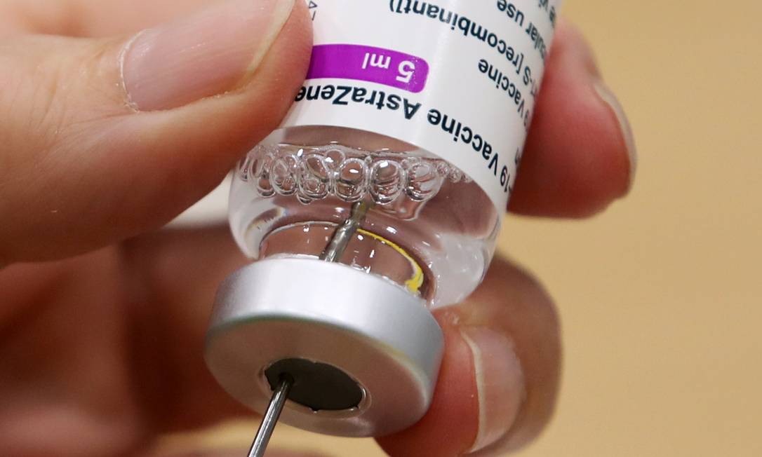 Profissional de saúde prepara dose de vacina da AstraZeneca Foto: YVES HERMAN / REUTERS