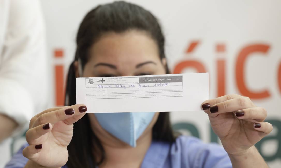 Enfermeira toma a vacina em Niterói Foto: Gabriel de Paiva / Agência O Globo