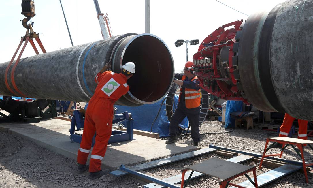 Tubulação sendo preparada para instalação no trajeto do Nord Stream 2, em Kingisepp, na região (oblast) russa de Leningrado Foto: Anton Vaganov / REUTERS