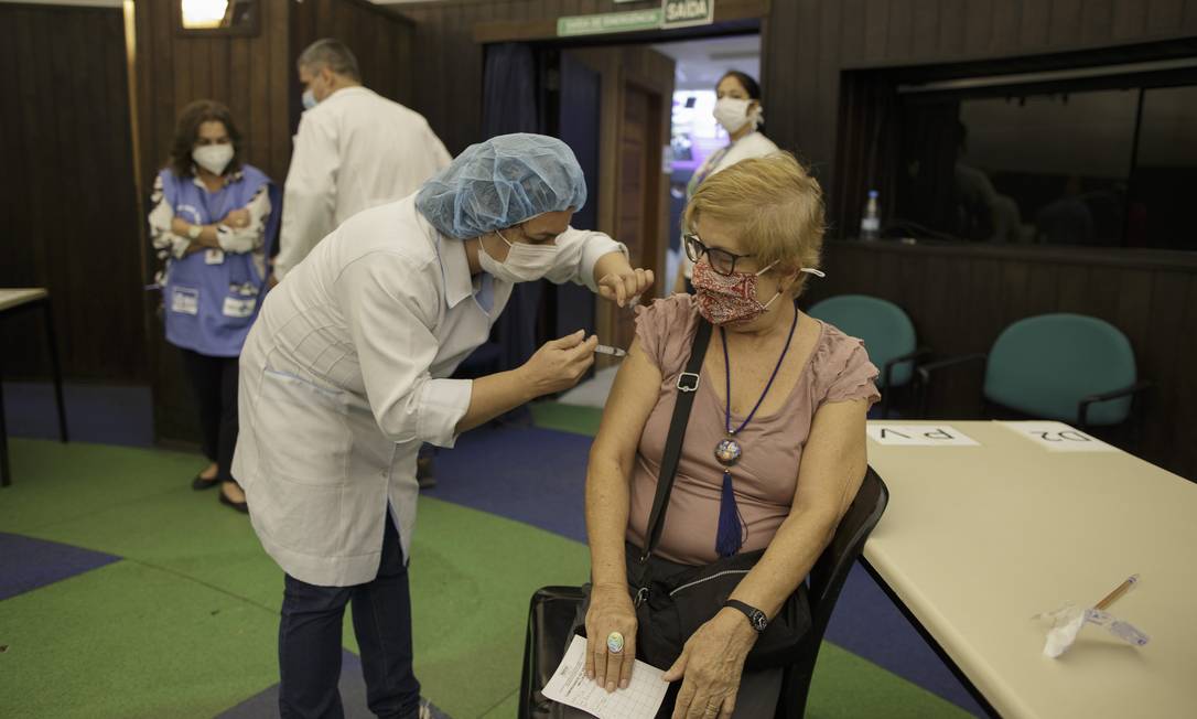 Vacinação contra Covid-19 no posto instalado no Planetário da Gávea Foto: Márcia Foletto / Agência O Globo