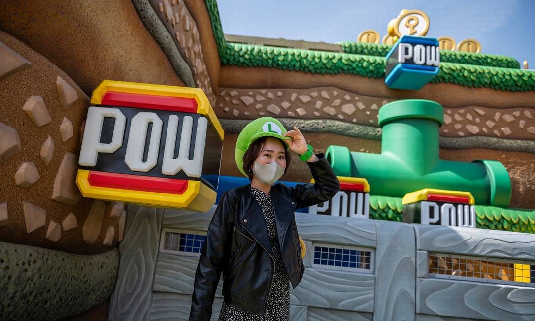 Visitante posa em frente à atração Koopa Troopa POWer Punch, na nova área temática Super Nintendo World , no parque Universal Studios Japan, em Osaka Foto: PHILIP FONG / AFP