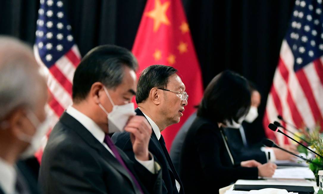 Delegação da China durante reunião com os EUA em Anchorage, no estado americano do Alasca Foto: FREDERIC J. BROWN / AFP