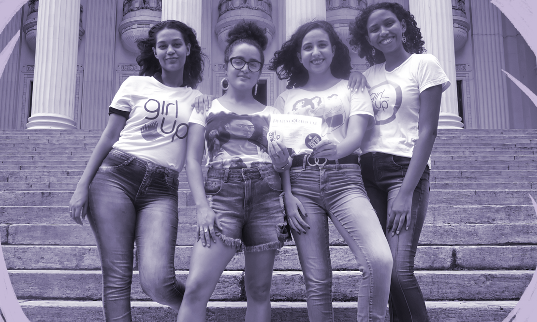 Meninas do Clube Girl Up Elza Soares posam em frente à Alerj com a lei sancionada de combate à pobreza menstrual no estado do Rio Foto: Arquivo clube Girl Up Elza Soares