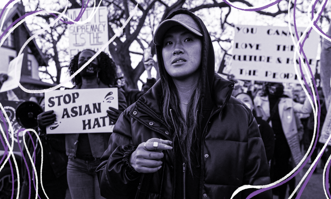 Anthea Yur (centro) lidera manifestantes em marcha contra o ódio anti-asiático em resposta aos ataques m Minneapolis, Minnesota Foto: KEREM YUCEL/AFP 