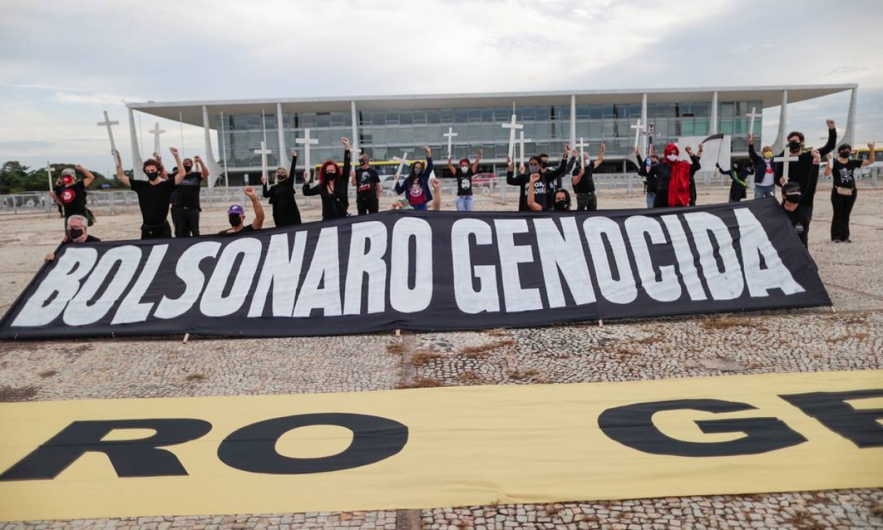 Parlamentares e ativistas levaram duas faixas que também tratam o presidente como genocida Foto: UESLEI MARCELINO / REUTERS