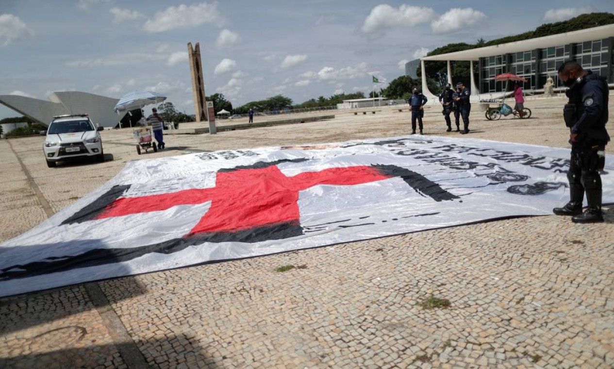 No dia anterior, manifestantes que abriram uma faixa com o símbolo do nazismo foram presos Foto: UESLEI MARCELINO / REUTERS