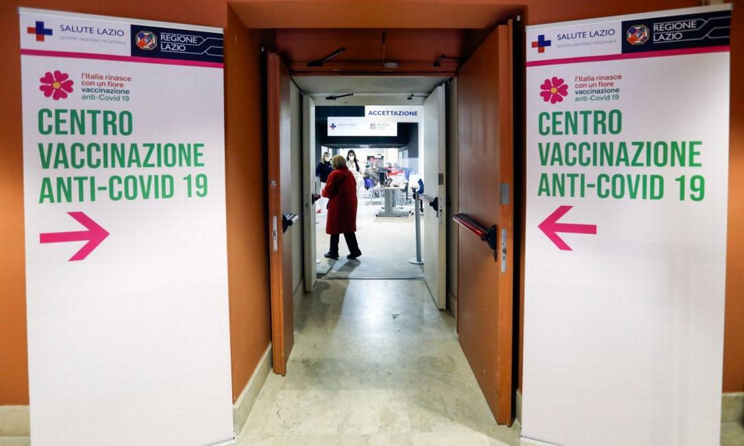 Visitante chega em centro de vacinação em Roma, na Itália, na quarta-feira Foto: Alessia Pierdomenico / Bloomberg / 17-3-21
