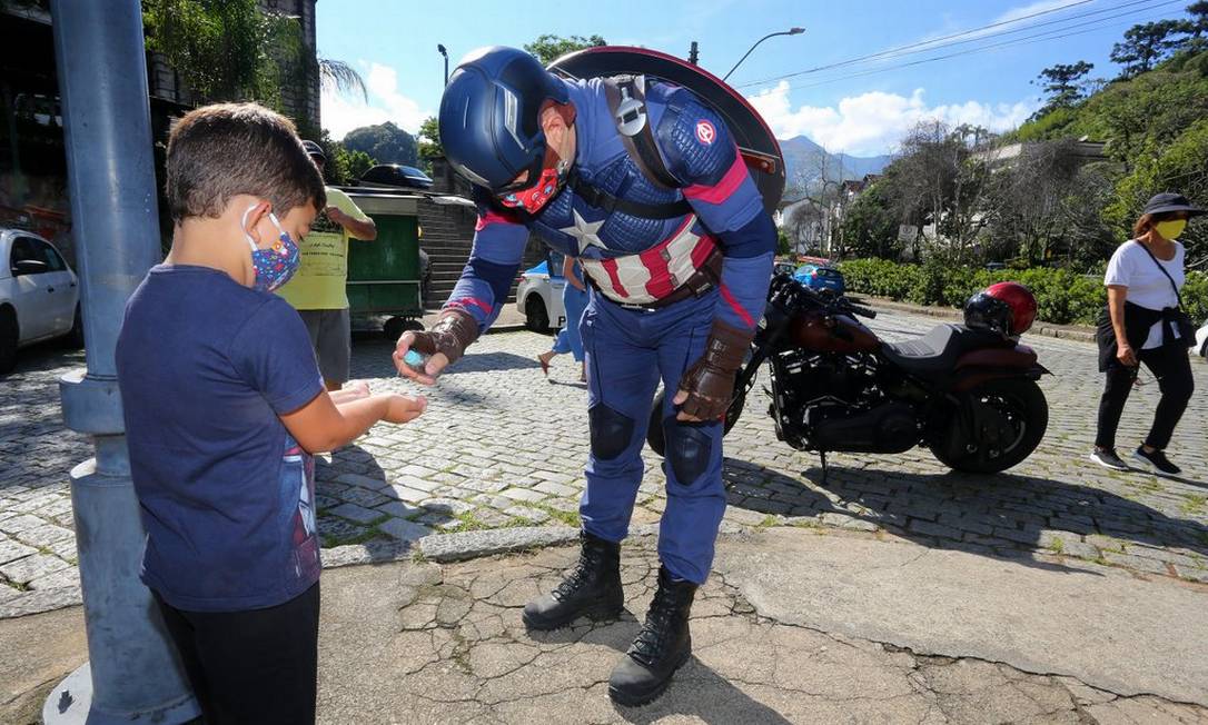 PM Everaldo Pinto se veste de herói para conscientizar crianças Foto: Divulgação