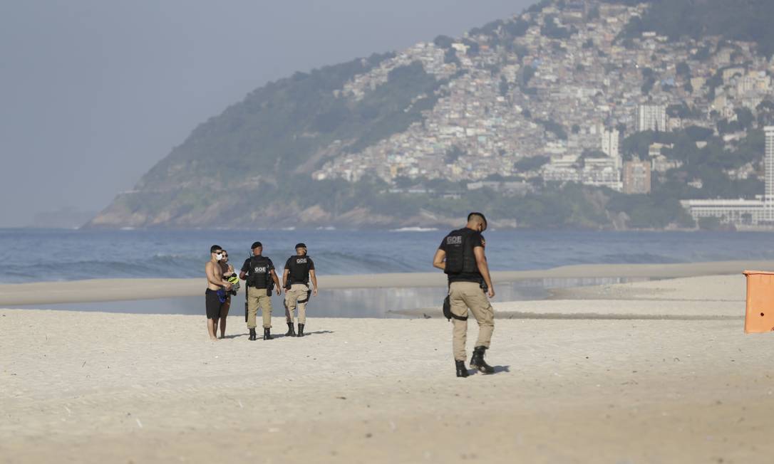 Guardas municipais retiram banhistas que foram à Praia de Ipanema mesmo com a proibição Foto: Agência O Globo / Marcia Foletto
