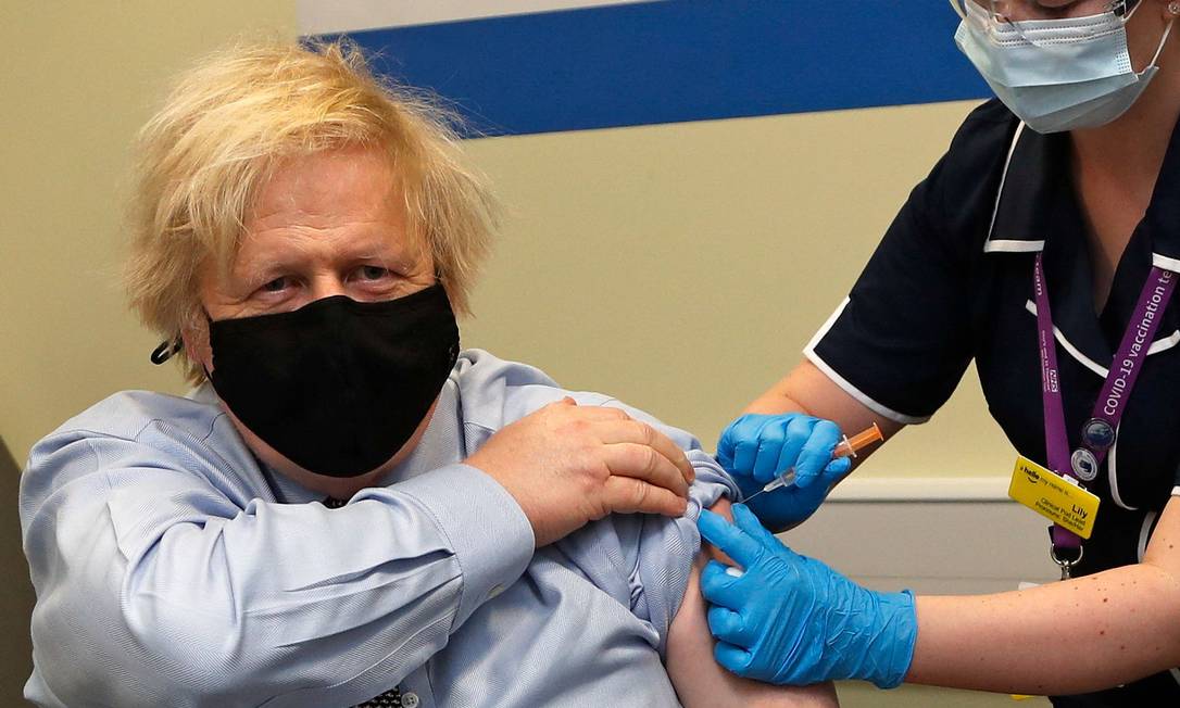 Boris Johnson, de 56 anos, recebeu a primeira dose da vacina AstraZeneca Foto: FRANK AUGSTEIN/AFP / FRANK AUGSTEIN/AFP
