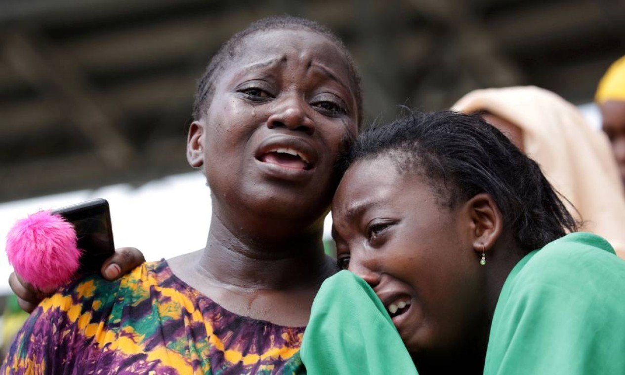 Civis lamentam o falecimento do presidente tanzaniano John Pombe Magufuli durante o funeral estadual no estádio Uhuru, local da missa nacional de réquiem em Dar es Salaam, Tanzânia Foto: STRINGER / REUTERS