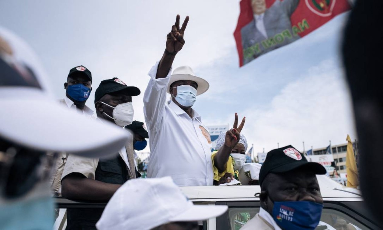 O presidente em exercício da República do Congo, Denis Sassou-Nguesso, candidato às eleições presidenciais acena com seus apoiadores, no final de seu último comício de campanha em Brazzaville Foto: ALEXIS HUGUET / AFP