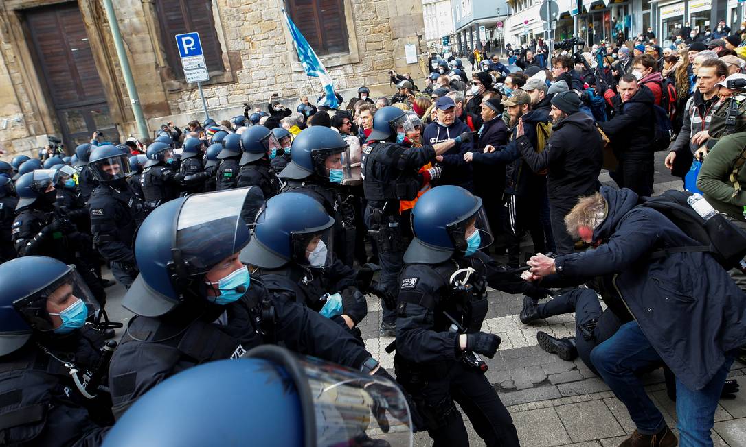 Manifestantes negacionistas entraram em confronto com a polícia de Kassel, na Alemanha Foto: THILO SCHMUELGEN/REUTERS / THILO SCHMUELGEN/REUTERS
