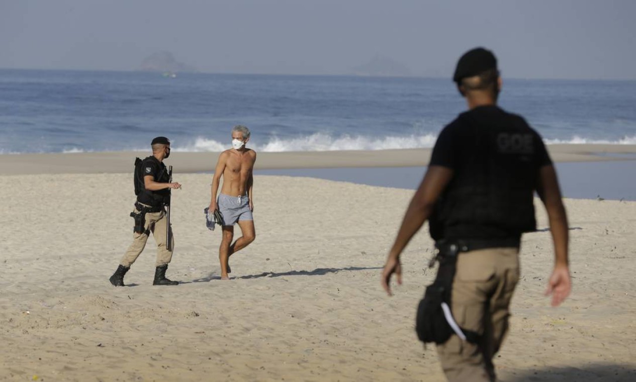 Guarda acompanha banhista para fora da praia Foto: Marcia Foletto / Agência O Globo