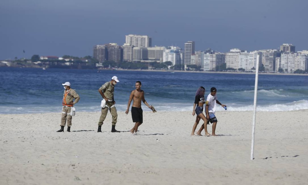 Guardas retiram banhistas da praia Foto: Marcia Foletto / Agência O Globo
