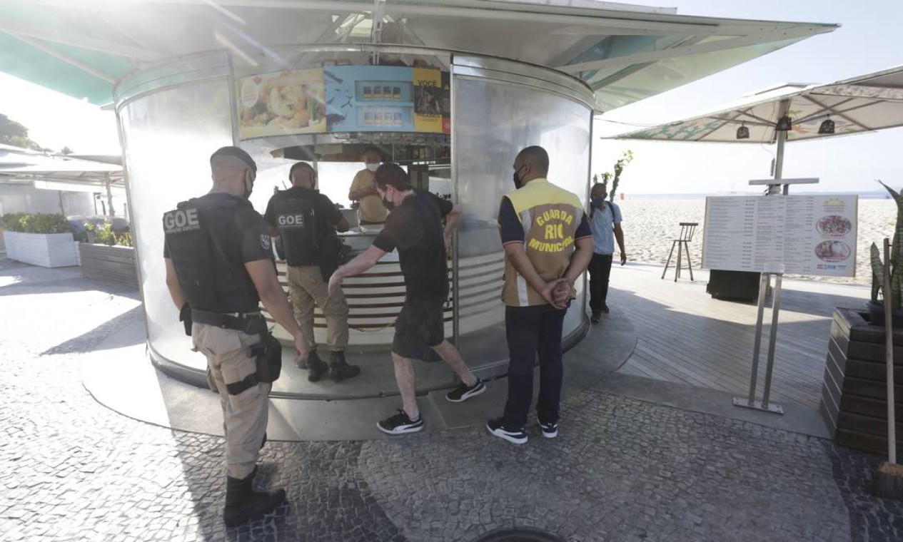 Guardas municipais fecham quiosque na orla Foto: Marcia Foletto / Agência O Globo