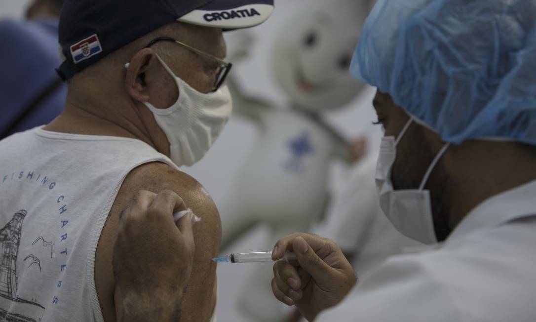 Idoso recebe vacina no Posto João Barros Barreto, em Copacabana Foto: Márcia Foletto / Agência O Globo