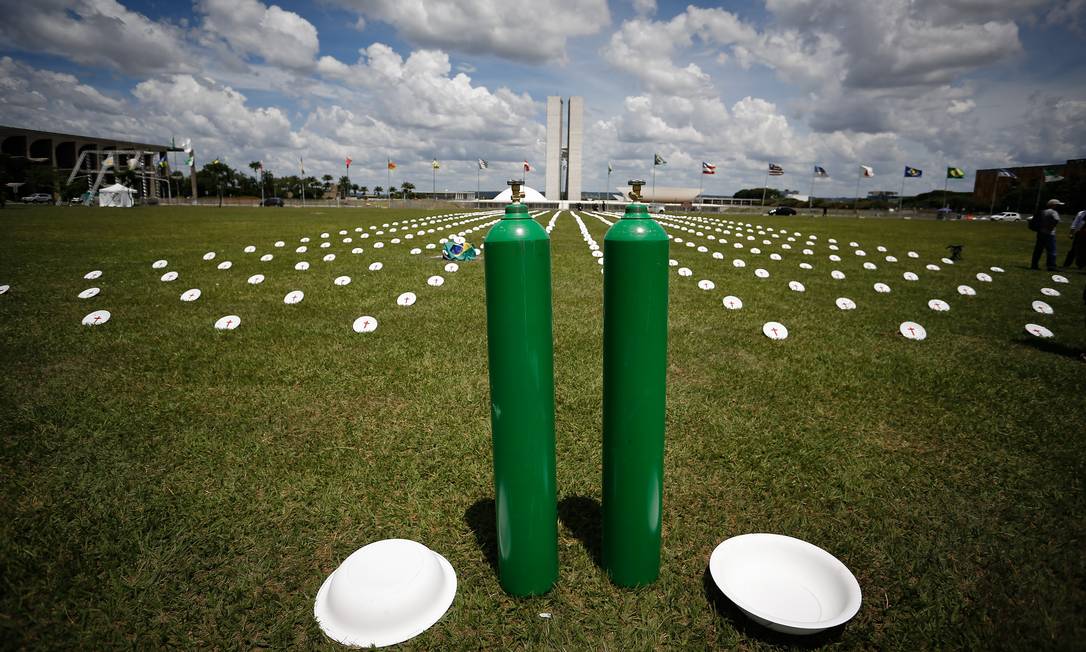 Ato realizado em fevereiro exibe cilindros de oxigênio próximo ao Congresso Nacional para cobrar medidas contra a pandemia Foto: Pablo Jacob / Agência O Globo