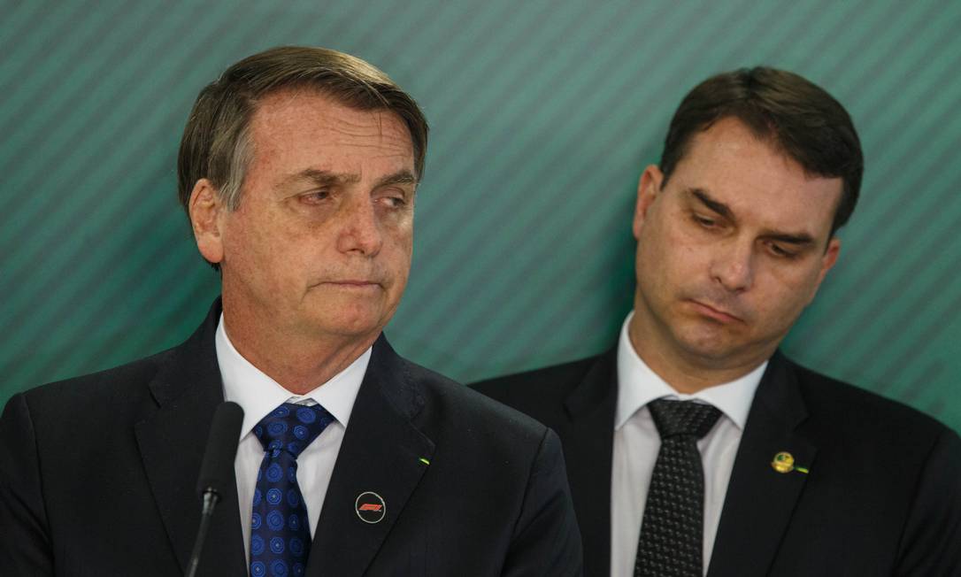 Fora das sombras. O presidente Jair Bolsonaro e o filho mais velho, Flávio Bolsonaro Foto: Daniel Marenco / Agência O Globo