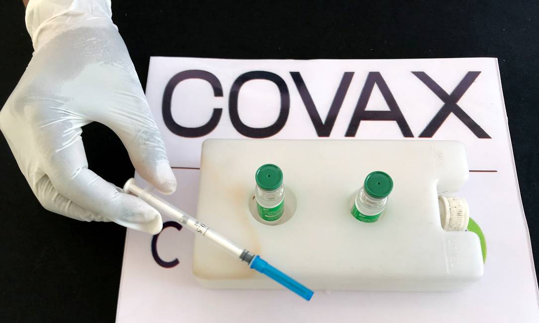 Enfermeira prepara vacina da AstraZeneca disponibilizada via Covax, na Etiópia Foto: TIKSA NEGERI / REUTERS