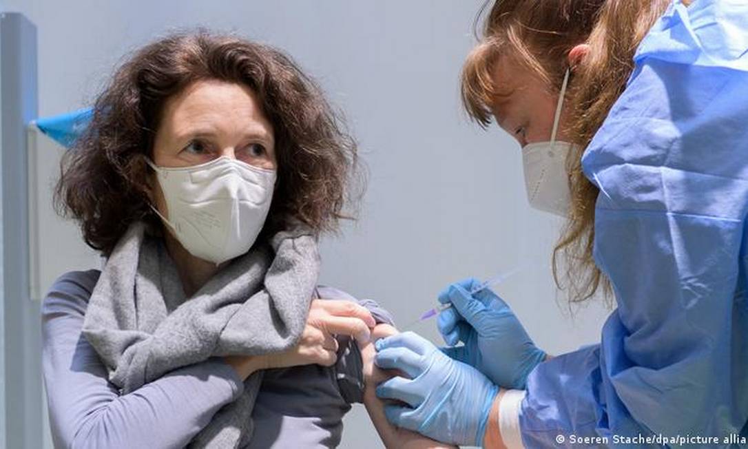 Mulher recebe dose da vacina de Oxford/AstraZeneca. Imunizante contra a covid-19 é um dos aprovados no Brasil Foto: Picture Alliance