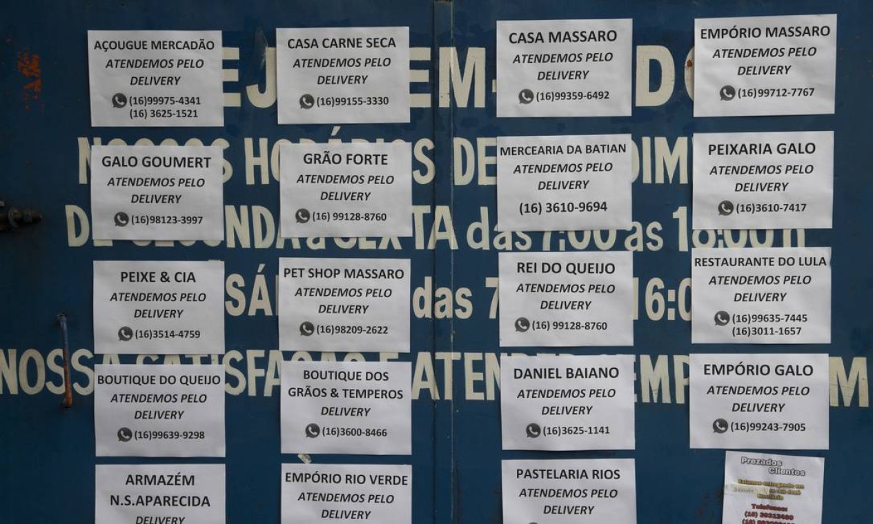 Cartazes com contatos para atendimento delivery Foto: Edilson Dantas / Agência O Globo