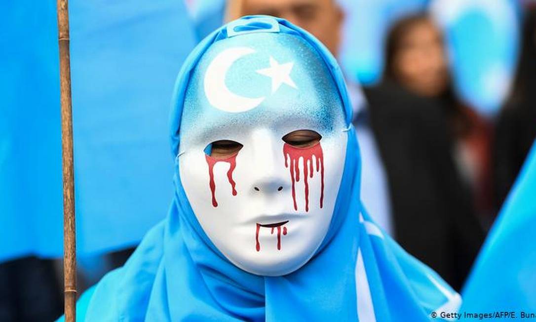 Grupos de direitos humanos estimam que um milhão de uigures e outras minorias foram encarcerados em campos Foto: Getty Images/AFP/E. Bunand