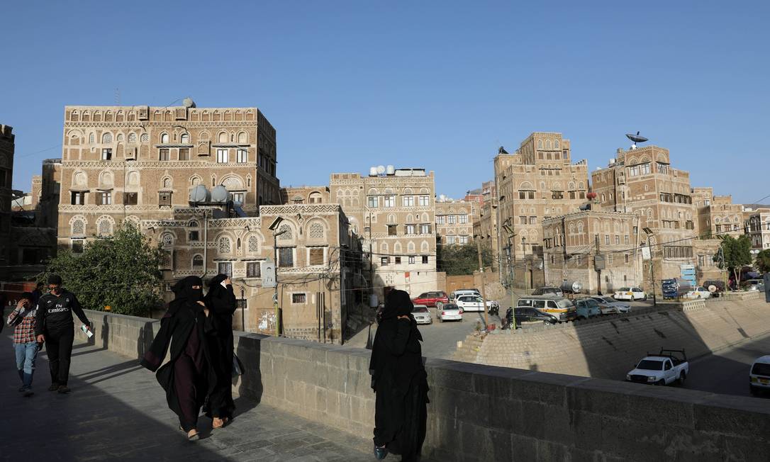 Pessoas caminham em parte antiga de Sana, no Iêmen Foto: KHALED ABDULLAH / REUTERS