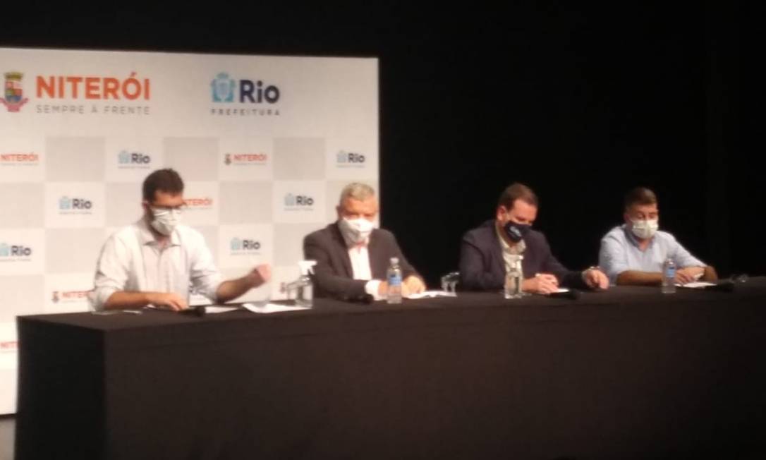 Axel Grael e Eduardo Paes anunciam medidas contra a pandemia Foto: Luiz Ernesto Magalhães / Agência O Globo