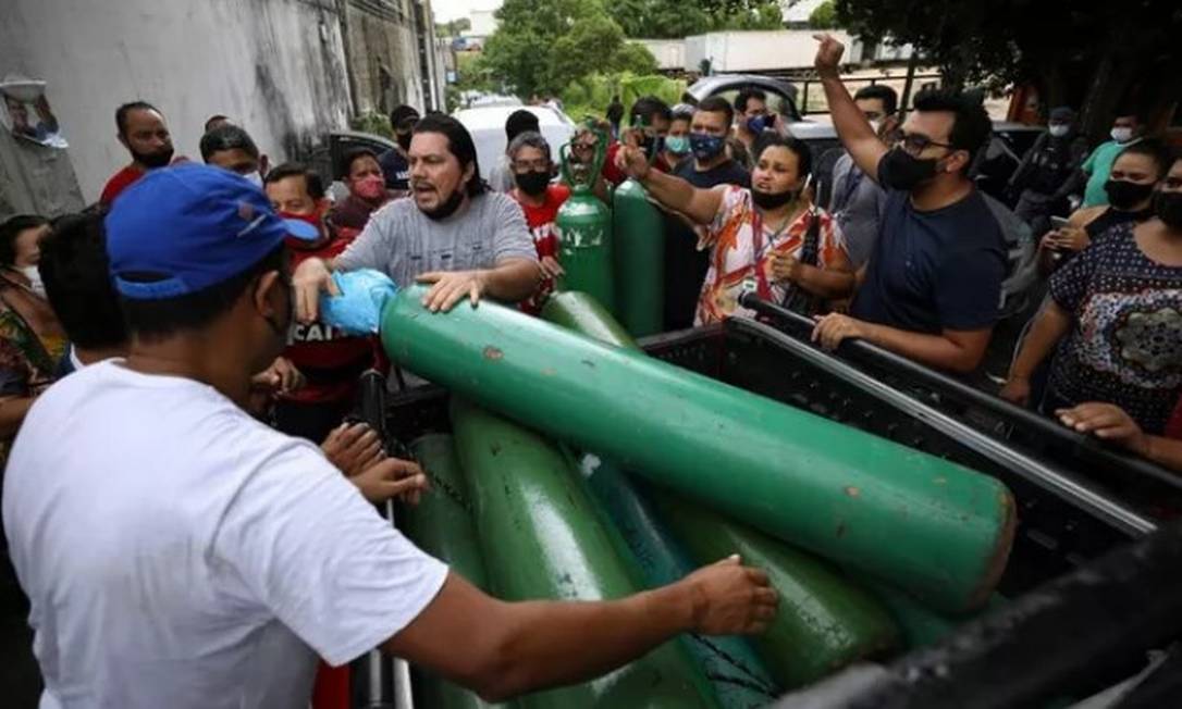 Parentes de doentes com Covid-19 disputam cilindros de oxigênio em meio ao colapso da saúde em Manaus Foto: Bruno Kelly/ Reuters