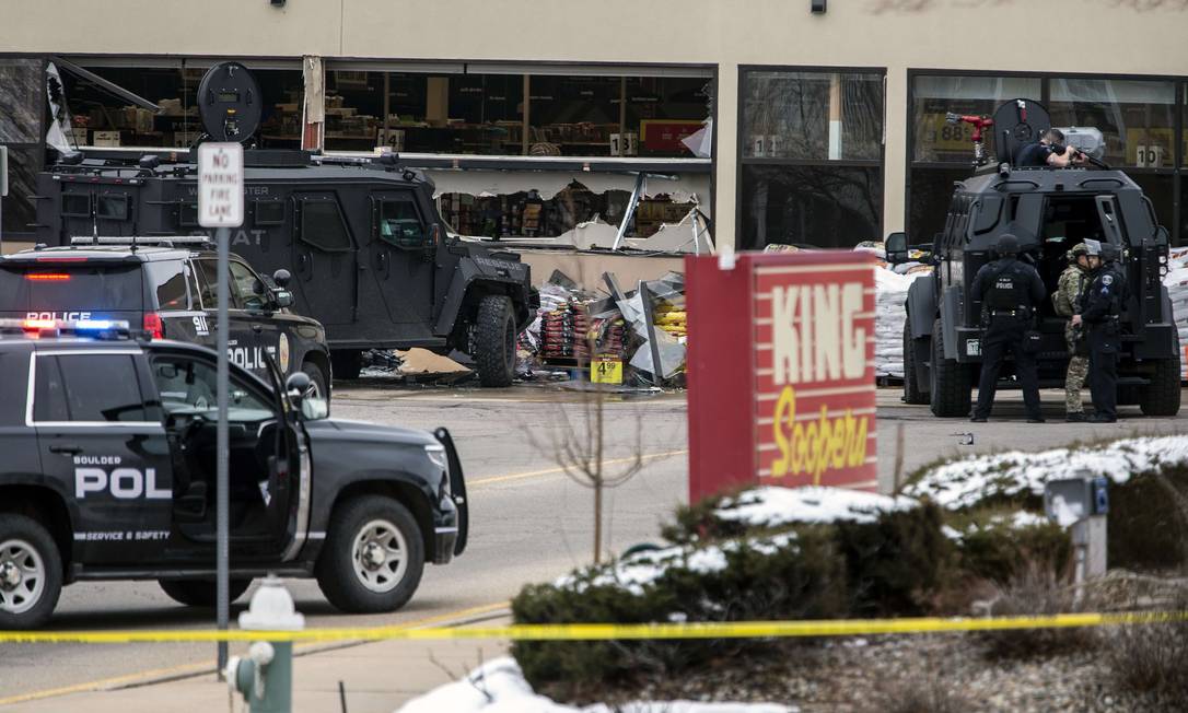 Polícia faz cerco em supermercado após homem atirar e matar dez pessoas, entre elas um policial, em Boulder, no Colorado Foto: Chet Strange / AFP