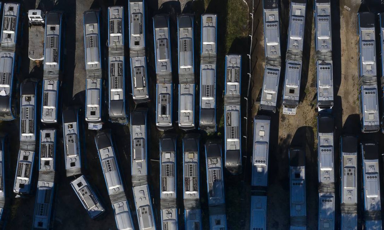 Pátio lotado de veículos inoperantes do BRT: atualmente, a frota foi passou de 120 para 180 veículos, e o objetivo é atingir o número de 241 articulados até o fim de setembro Foto: Antonio Scorza / Agência O Globo - 23/03/2021